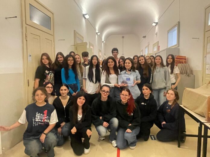 Le prof.sse Cennerazzo e Scolari referenti di European Parlament Ambassador School con gli studenti delle classi 3A e 3I